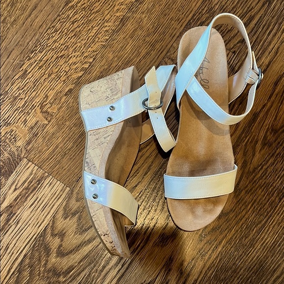 Abella  8.5 Women's White Wedge Sandals - Picture 1 of 1